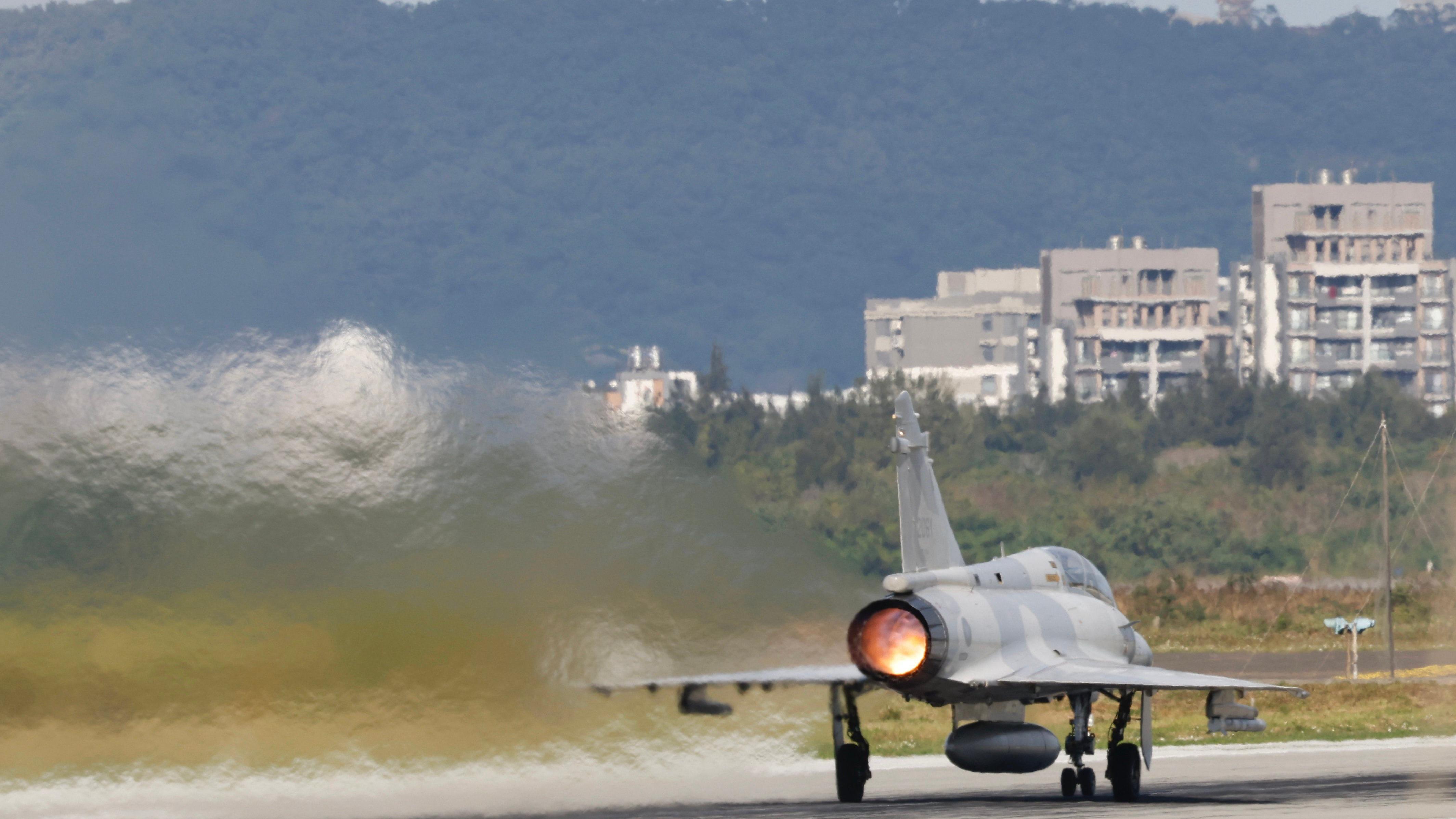 طائرة مقاتلة من طراز ميراج 2000 تابعة لسلاح الجو التايواني تستعد للإقلاع من داخل قاعدة هسينتشو الجوية في تايوان، 29 ديسمبر 2025