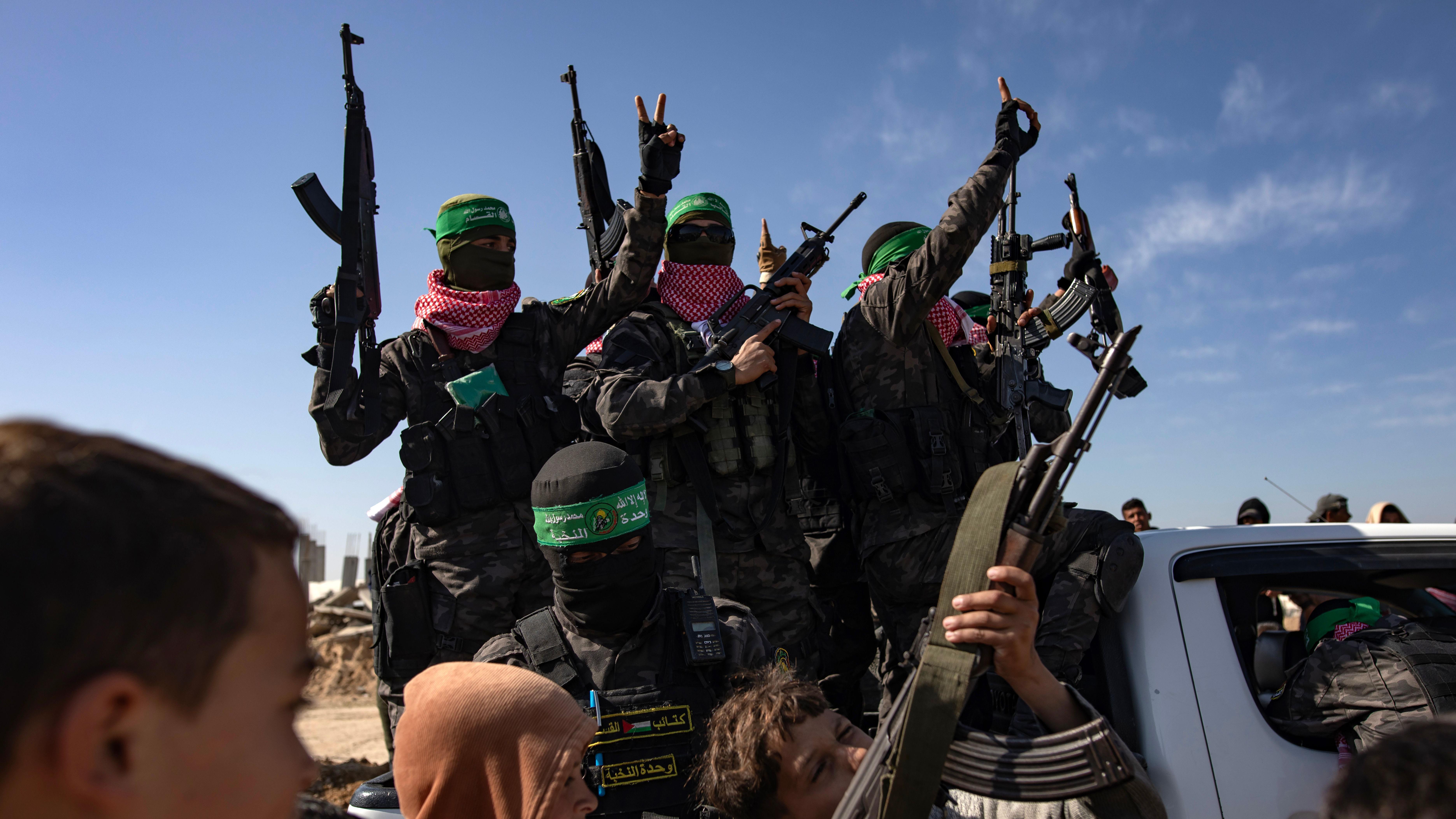 Sekelompok pasukan Hamas bersenjata saat penyerahan sandera Israel pada Februari lalu.