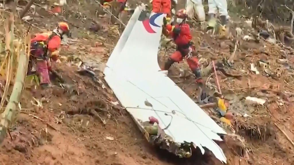 搜救人員在廣西梧州藤縣埌南鎮附近山區發現失事東航客機側翼殘骸（中國中央電視台片段截屏24/3/2022）