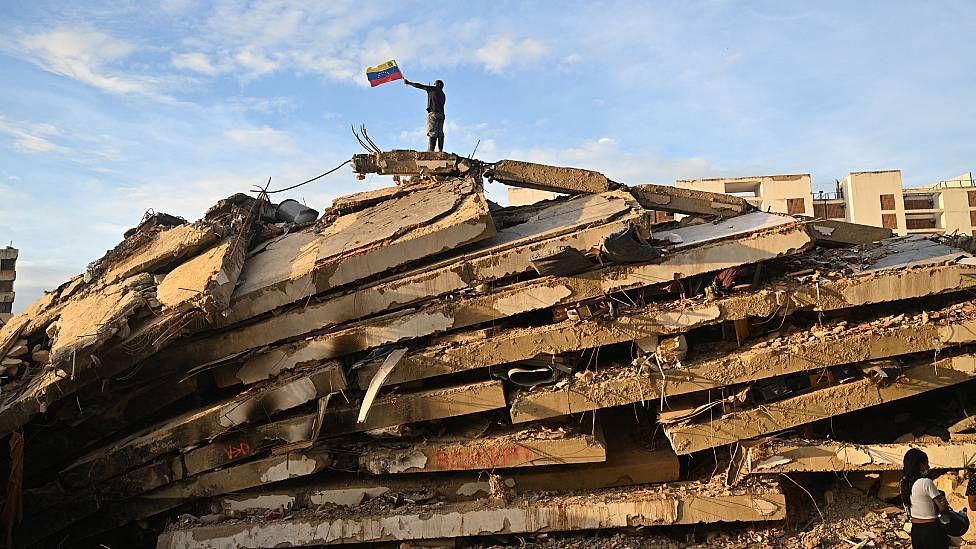 Pisos colapsados uno sobre otro en un edificio destruido durante el terremoto en Venezuela