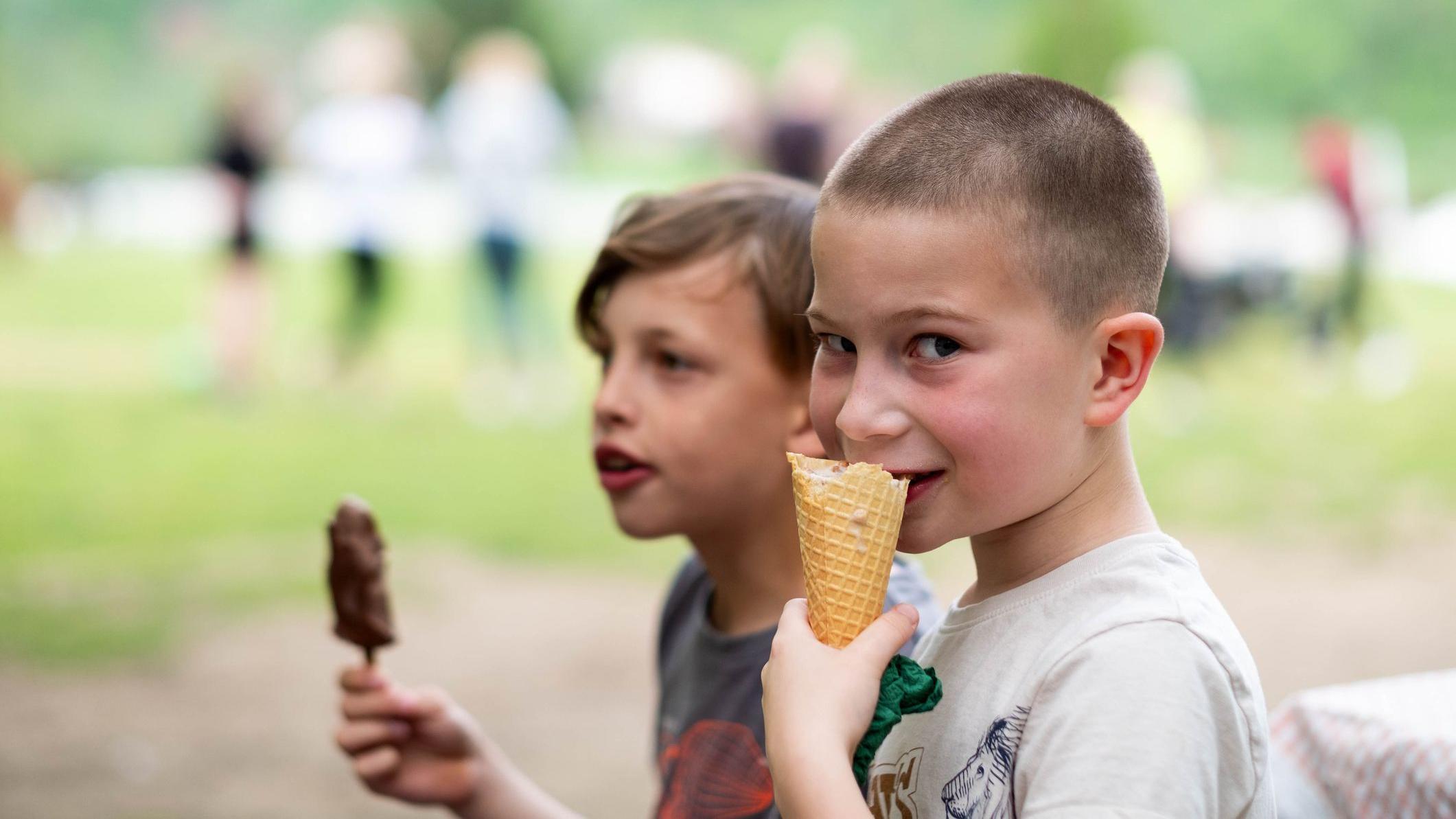 Niños comiendo helado