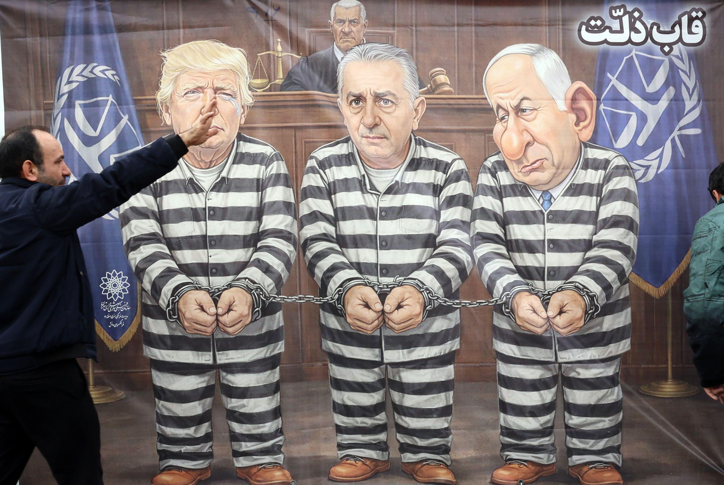 Iranci prolaze pored postera sa slikama američkog predsednika Donalda Trampa, izraelskog premijera Benjamina Netanjahua i Reze Pahlavija (u sredini) obučenih u crno-bela zatvorska odela