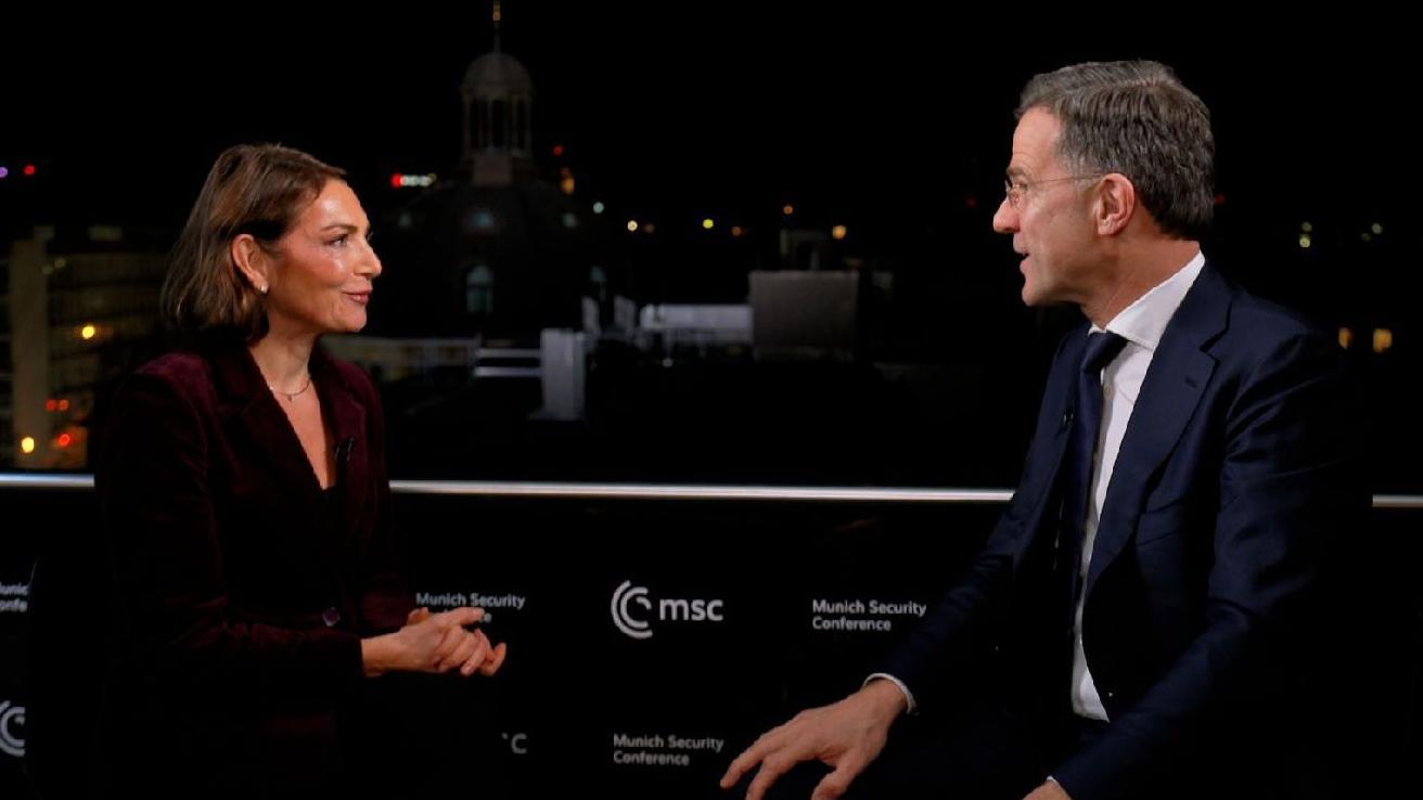 馬克·呂特與阿德勒交談