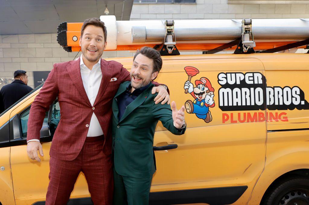 Chris Pratt y Charlie Day asisten a la proyección especial de "The Super Mario Bros." de Universal Pictures en el cine Regal LA Live, el 1 de abril de 2023 en Los Ángeles, California.