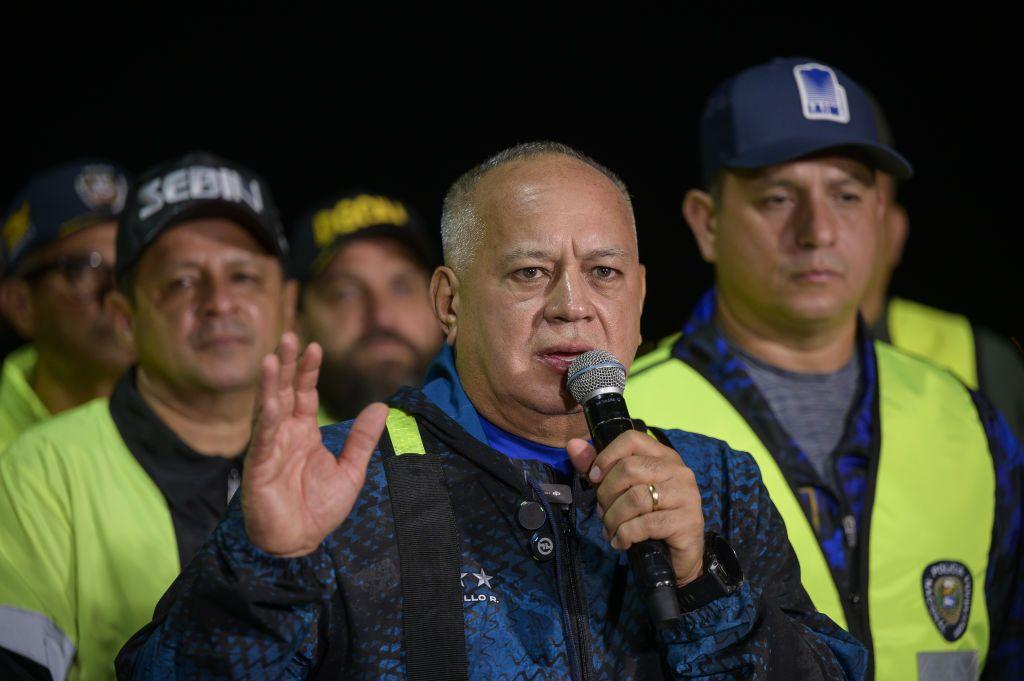 Cabello rodeado de policías