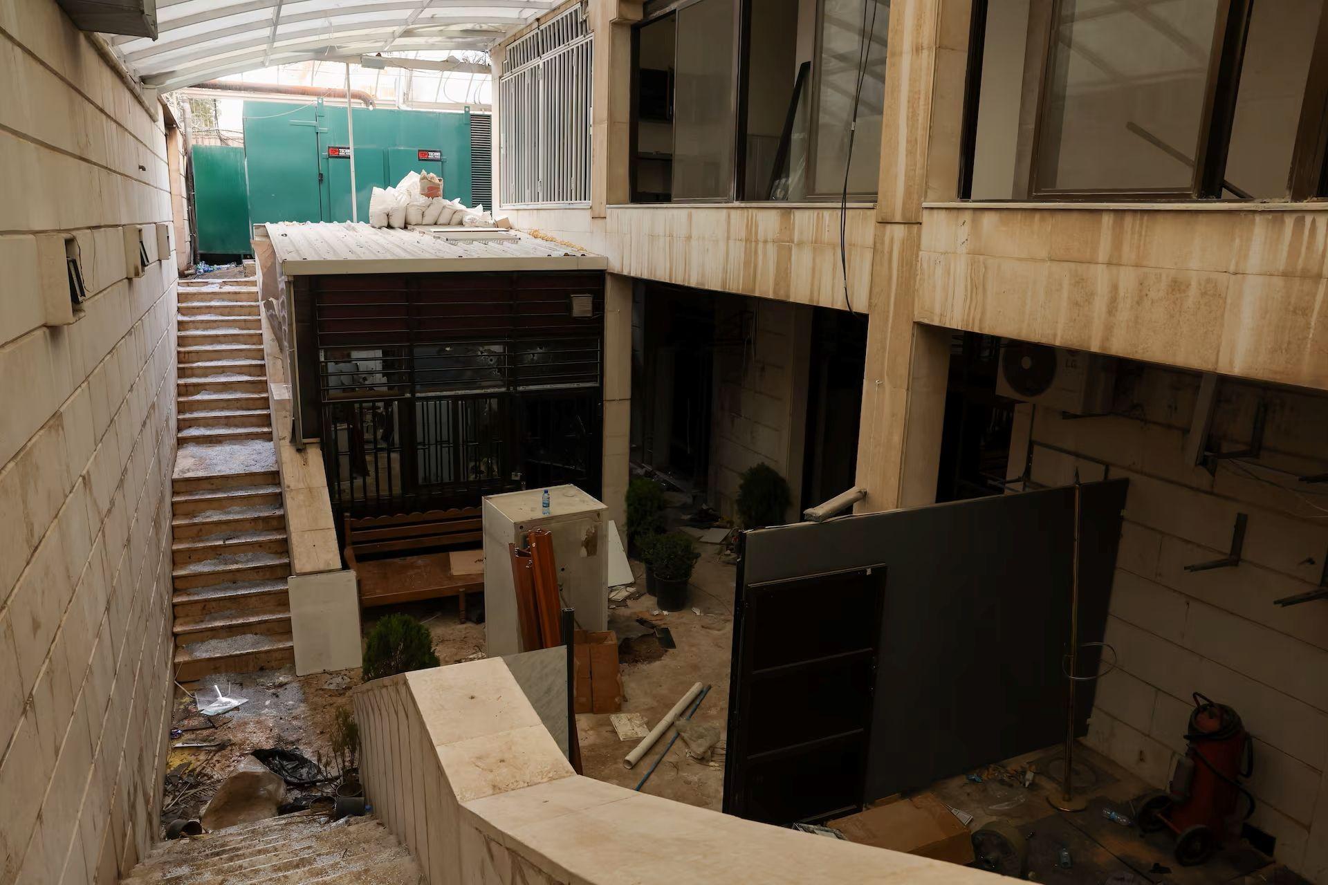 وثائق ممزقة داخل السفارة الإيرانية تكشف محاولة لمحاكاة خطة مارشال في سوريا قبل انهيار التحالف.