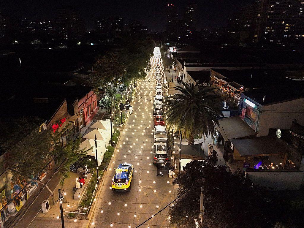 Vista aérea de un barrio de Santiago de Chile por la noche.
