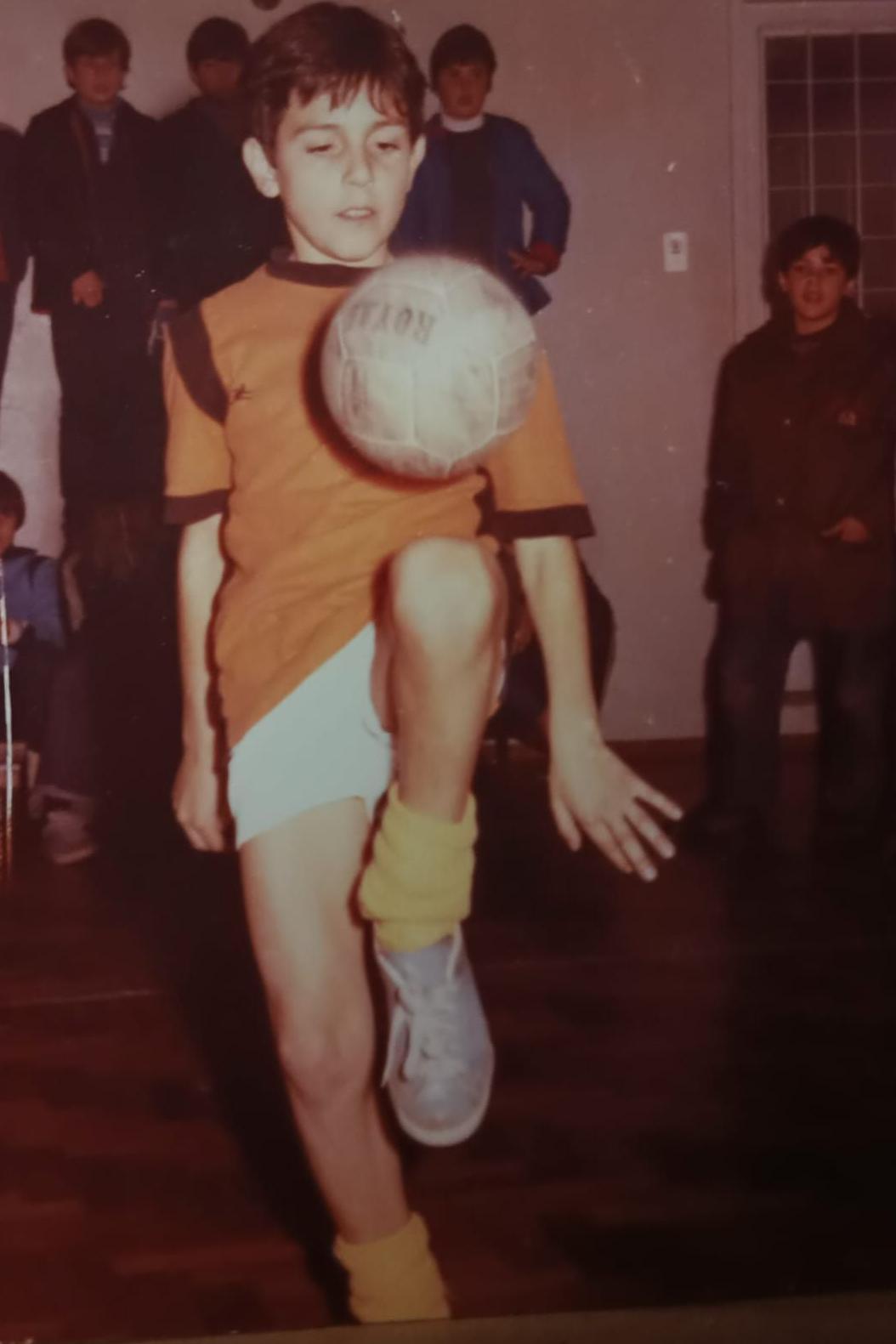Diego Fernández jugando fútbol.