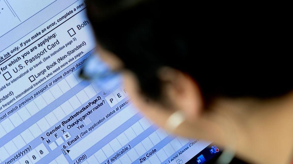 Una persona comienza el proceso de llenar una solicitud de pasaporte con un marcador de género X, en su hogar en Alexandria, Virginia, el 11 de abril de 2022. Foto de STEFANI REYNOLDS/AFP a través de Getty Images.
