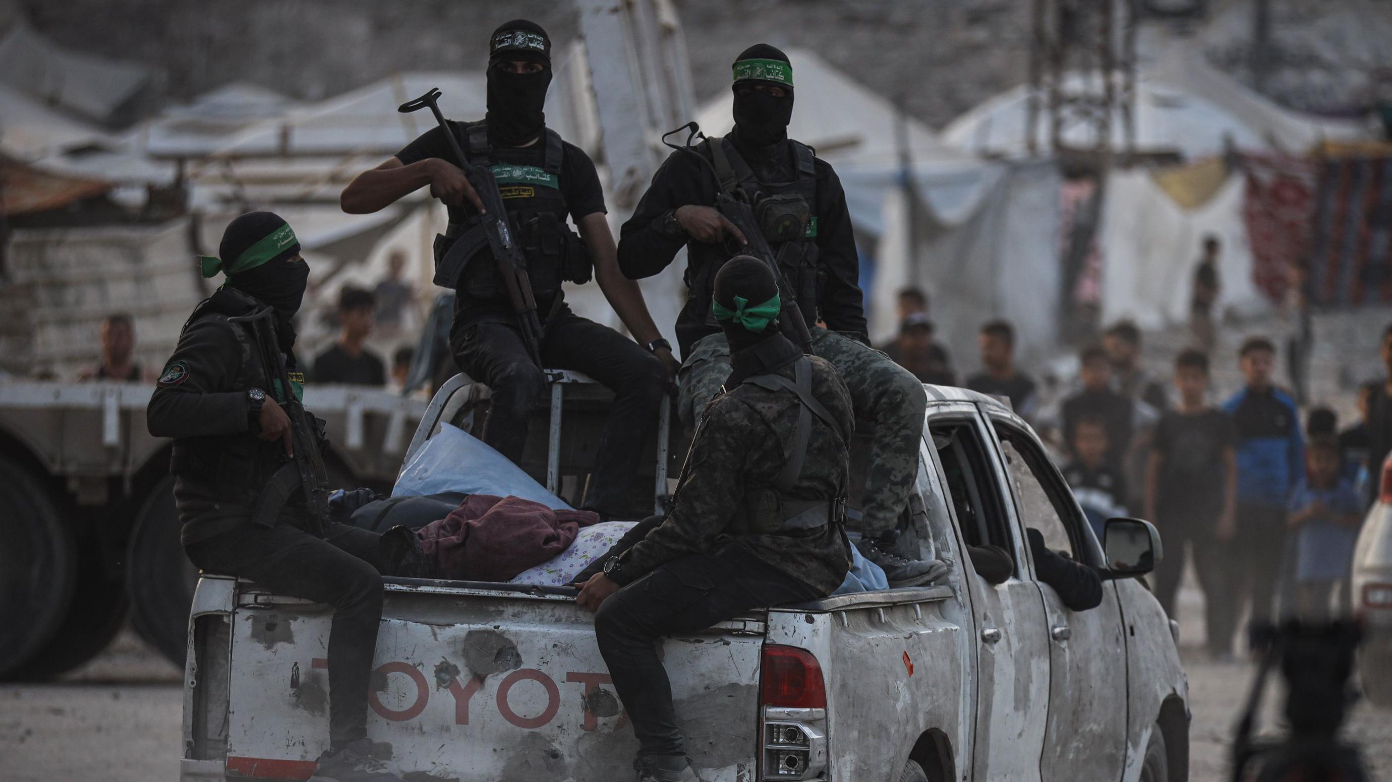 عناصر من كتائب القسام الجناح العسكري لحركة حماس خلال عملية البحث عن جثة رهينة إسرائيلية في مدينة غزة في 5 نوفمبر/ تشرين الثاني 2025
