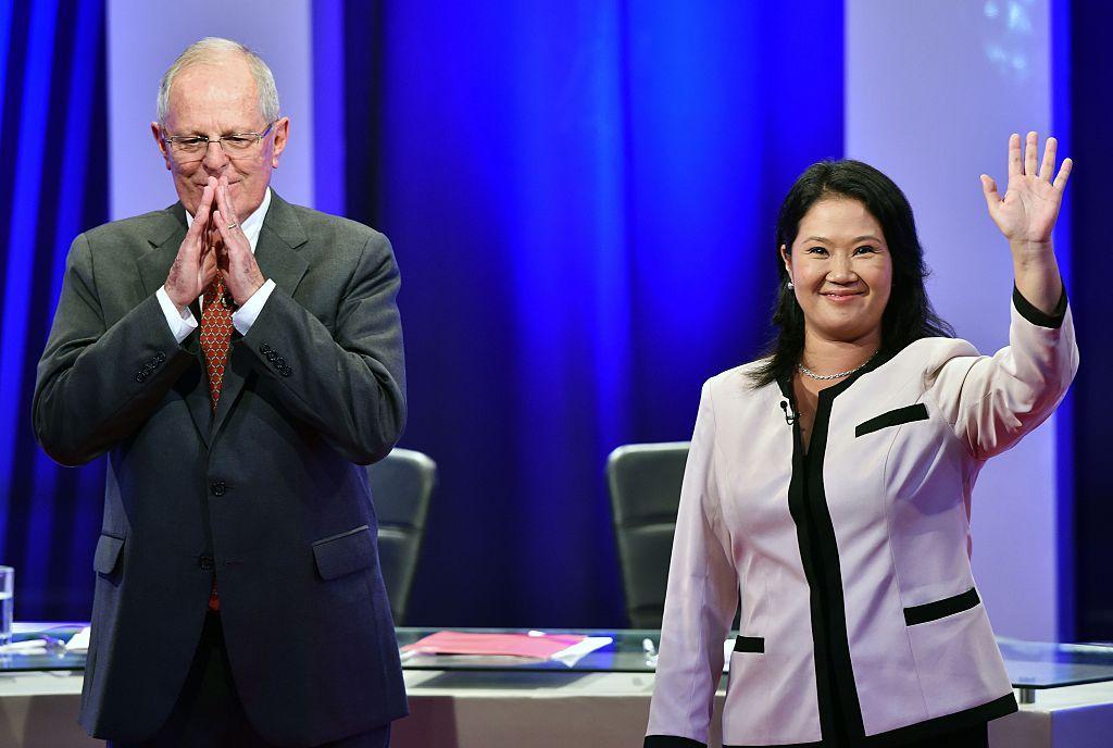 Pedro Pablo Kuczynski y Keiko Fujimori gesticulan durante el debate que ambos protagonizaron para el balotaje presidencial de 2016 en Perú.