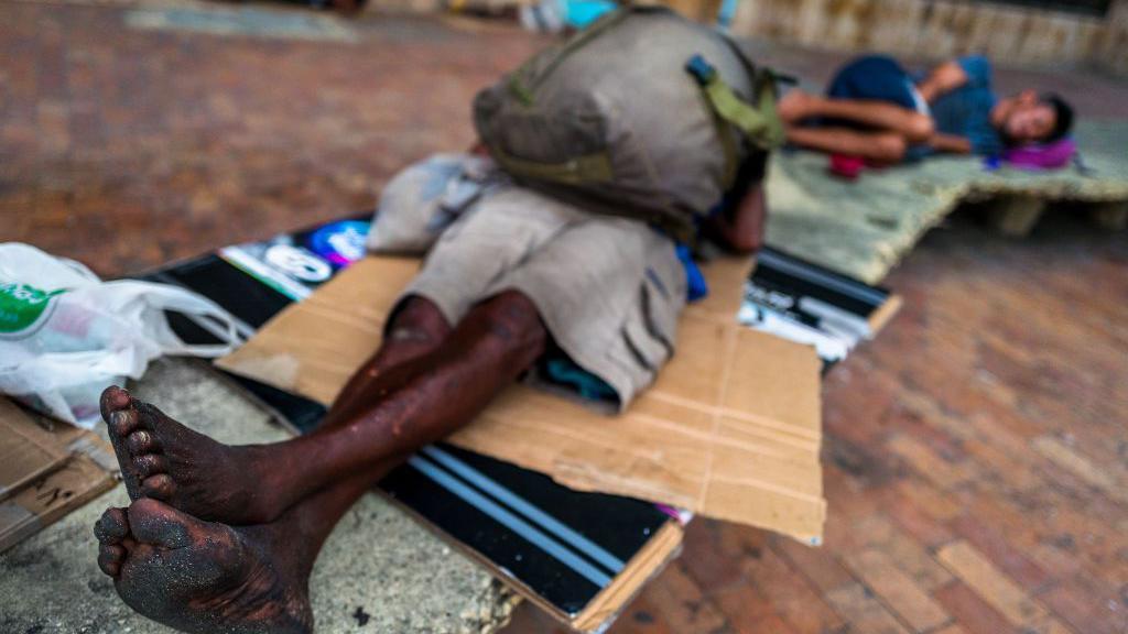 Personas sin techo en Cartagena, una de las ciudades con más desigualdad de Colombia.