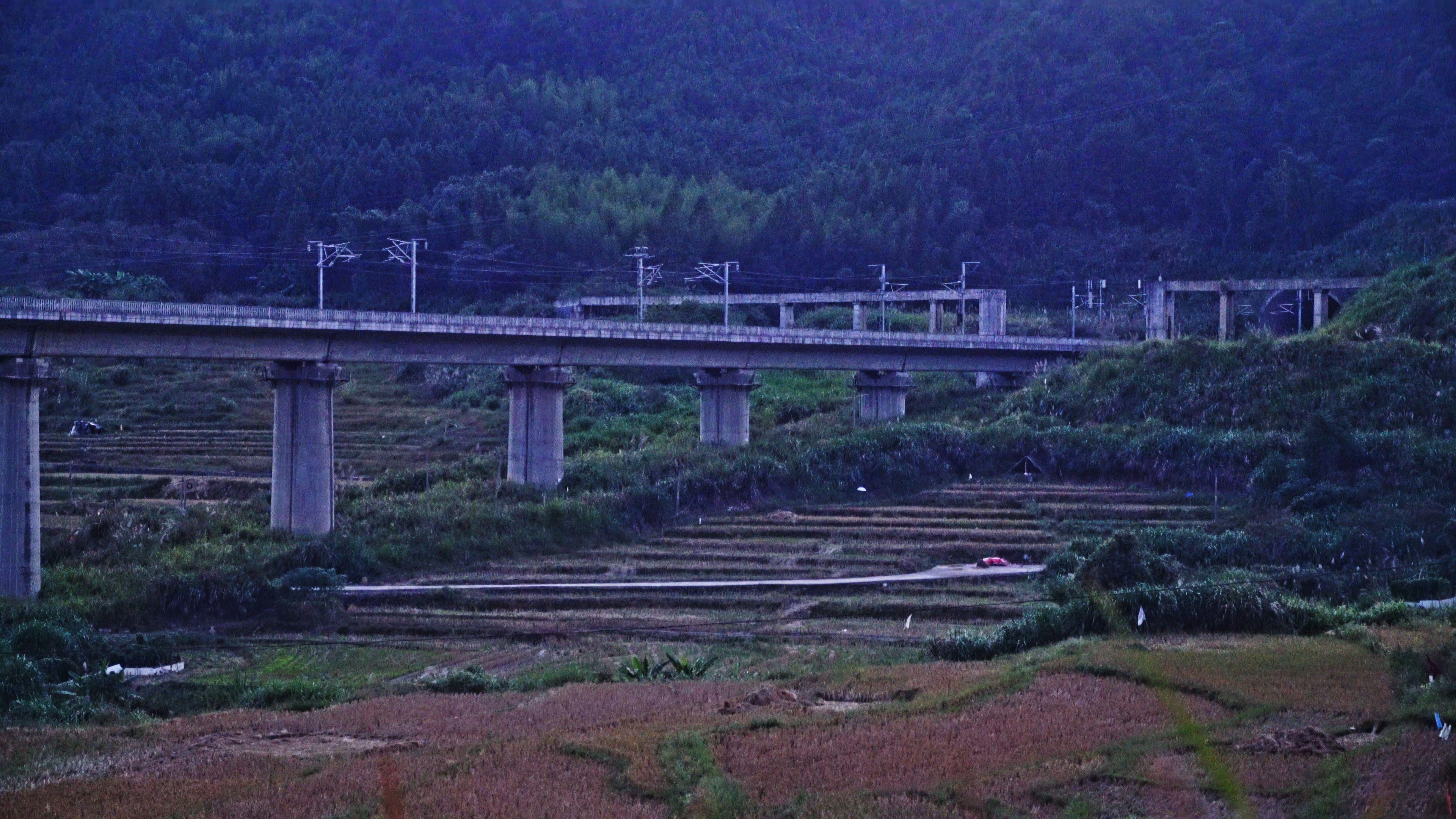 高鐵穿過農村