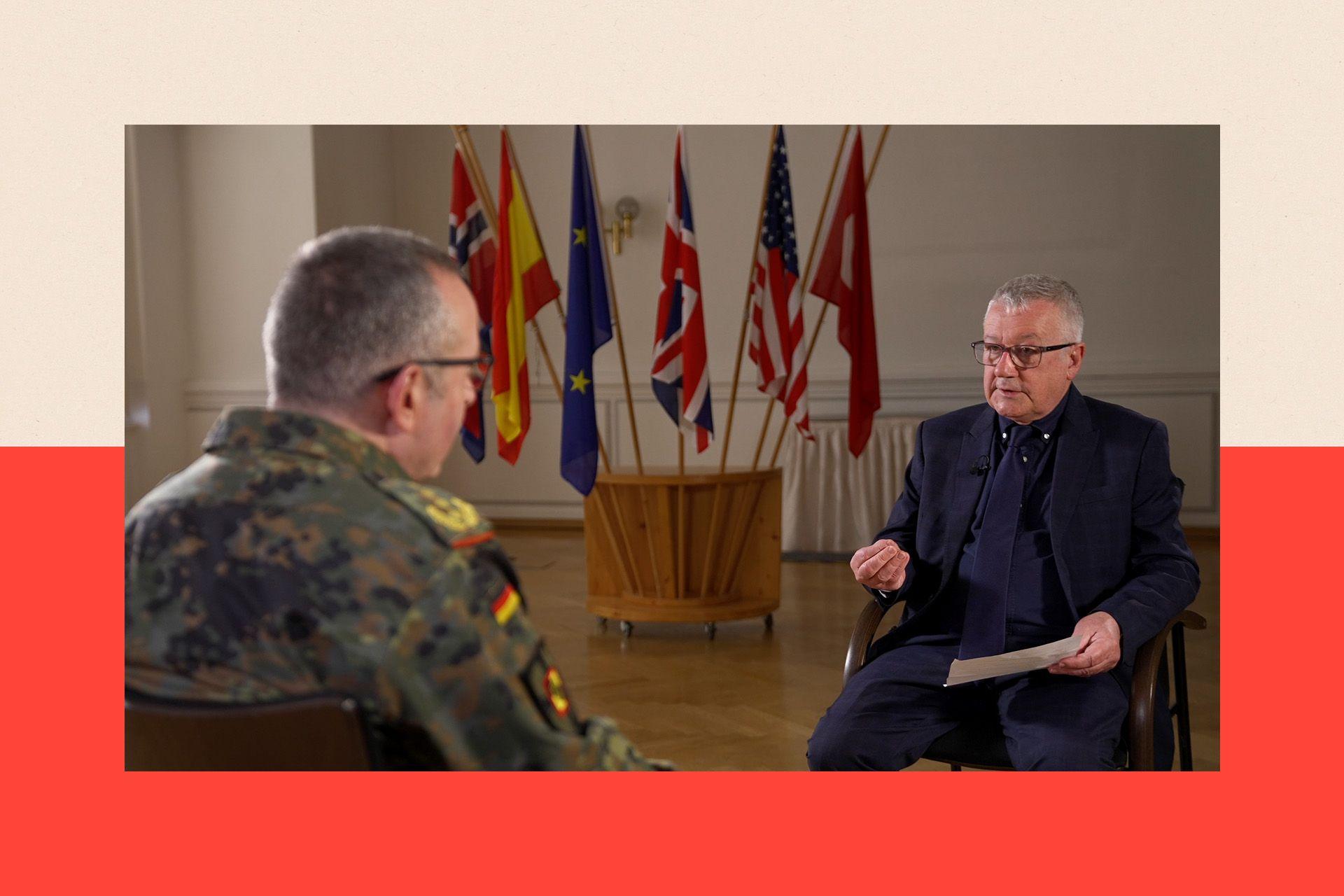 General Karsten Brojer u vojnoj uniformi razgovara sa Alenom Litlom 