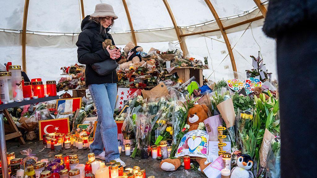 Velas y flores en homenaje al incendio que dejó 40 personas muertes y 116 heridos, el 9 de enero de 2026, en Suiza.
