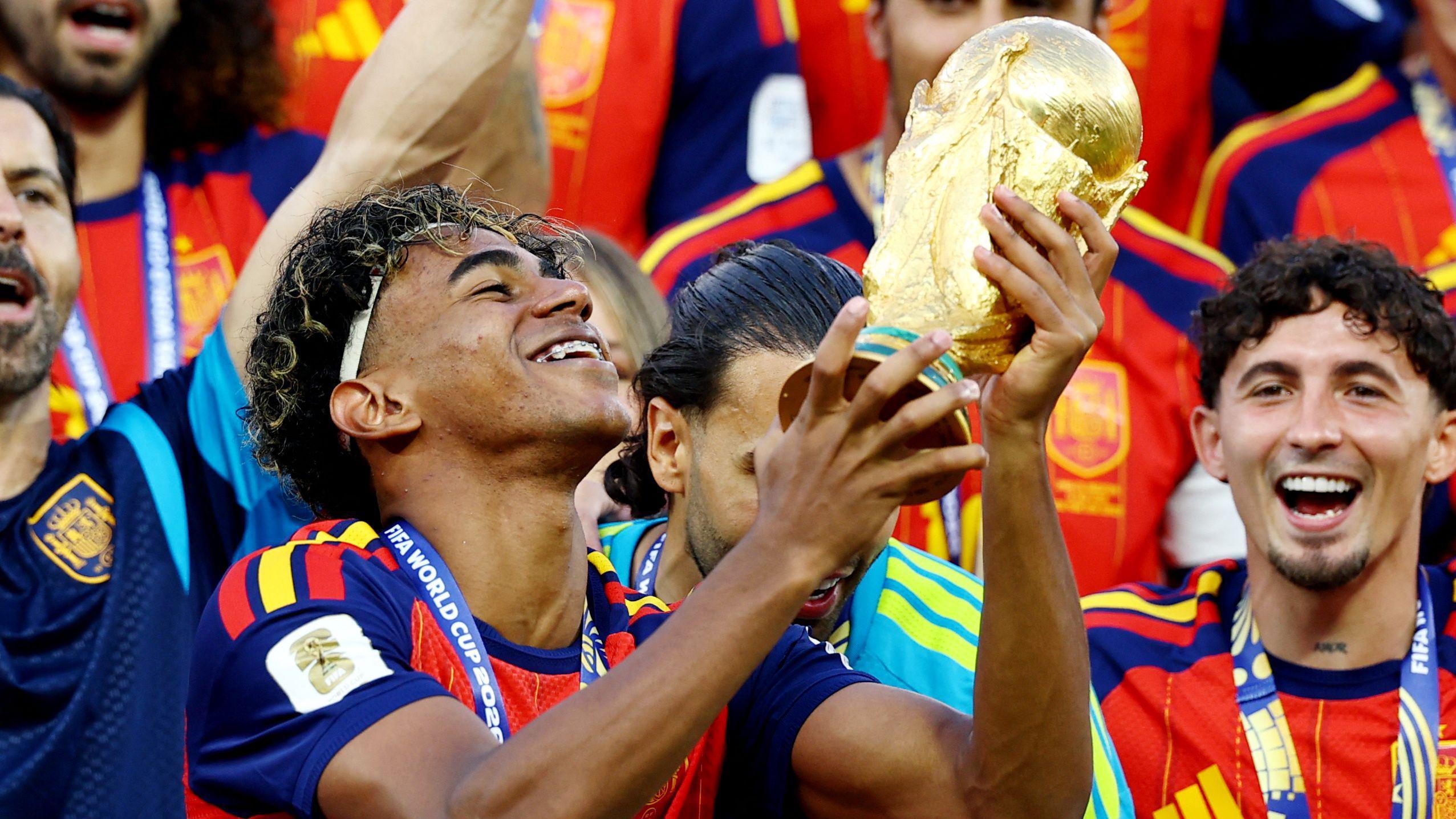 Lamine Yamal sujeta la copa del mundo rodeado de jugadores de la selección española
