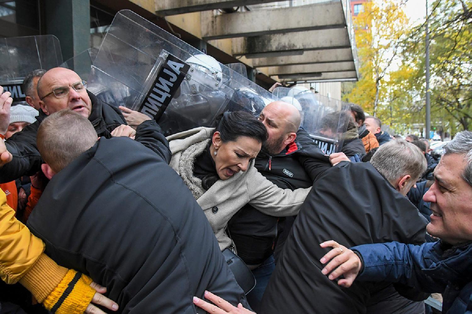 marinika tepić i policijski kordon, kordon policije, opozicija i policija