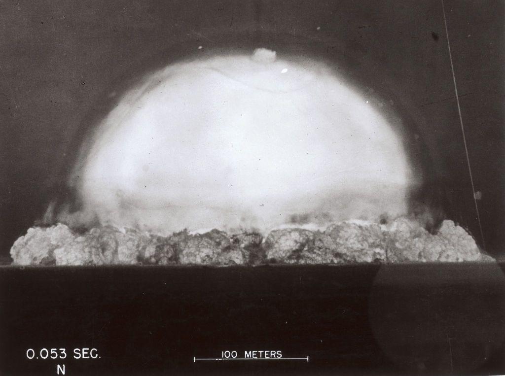 Foto en blanco y negro de una gran burbuja producida a 0,53 segundos de una explosión nuclear en el desierto de Nuevo México