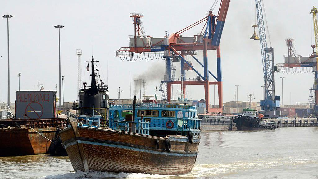 Una embarcación con bandera iraní que transporta mercancías navega por el río Arvand en Jorramshahr el 17 de marzo de 2014; un río que marca la frontera entre Irán e Irak.