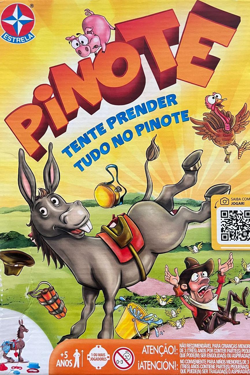 Caixa do jogo &ldquo;Pinote&rdquo;, da Estrela, com ilustra&ccedil;&atilde;o de um burro cinza empinando enquanto objetos e personagens voam ao redor. O nome do brinquedo aparece em letras grandes no topo, acompanhado da frase &ldquo;Tente prender tudo no Pinote&rdquo;. A embalagem tamb&eacute;m traz desenhos de animais, um caub&oacute;i assustado e informa&ccedil;&otilde;es de faixa et&aacute;ria e n&uacute;mero de jogadores.