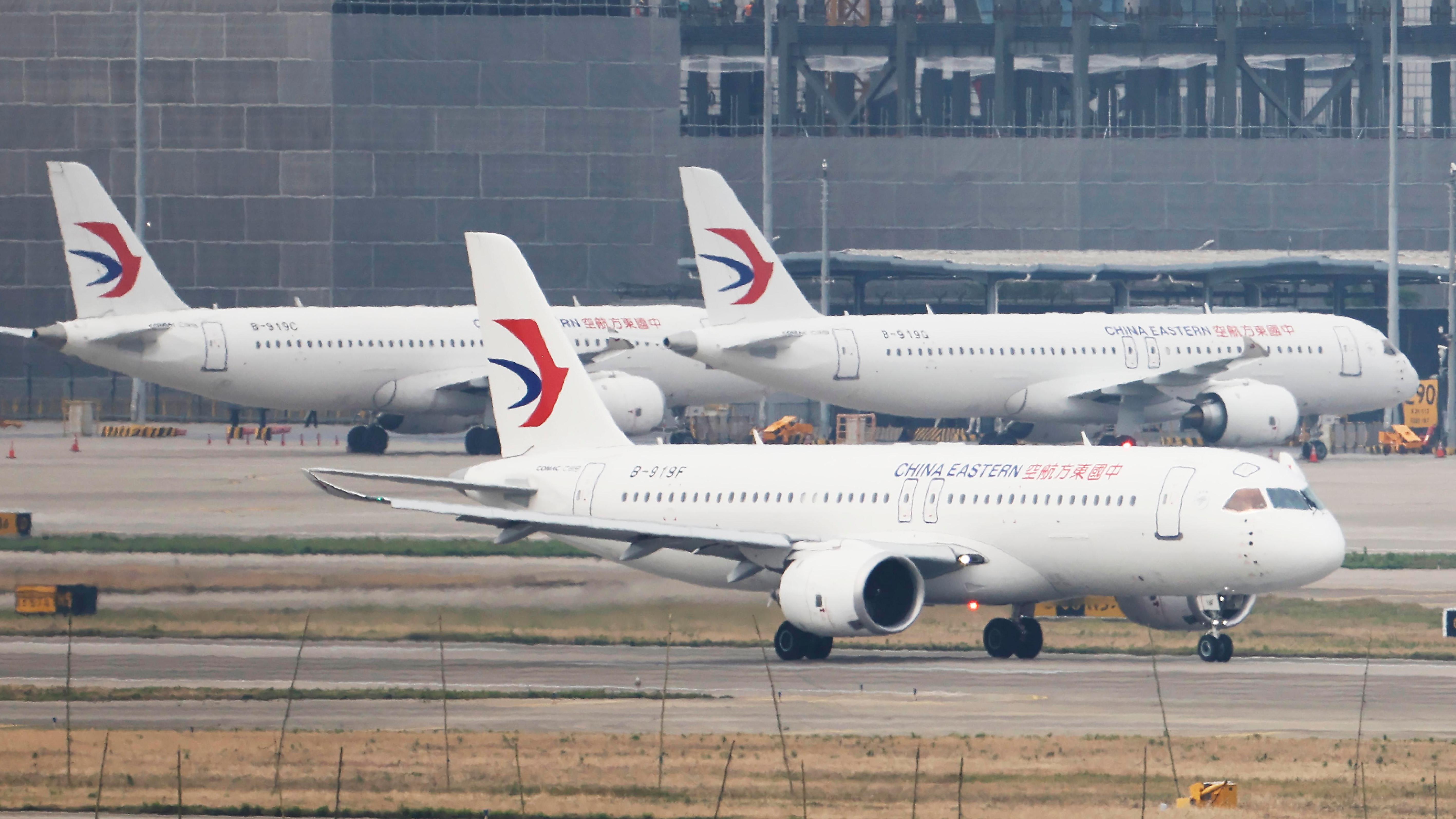 上海虹橋國際機場上的東航中國商飛C919客機（前）與其他客機（中新社圖片1/6/2024）