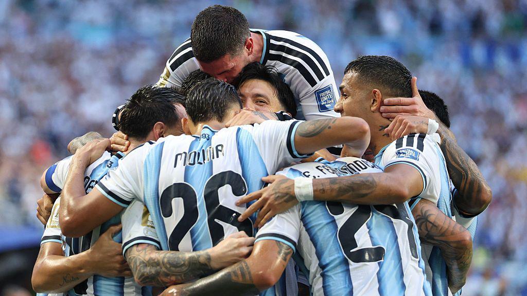 Los futbolistas de Argentina celebran abrazados un gol en el Mundial 2026 contra Cabo Verde