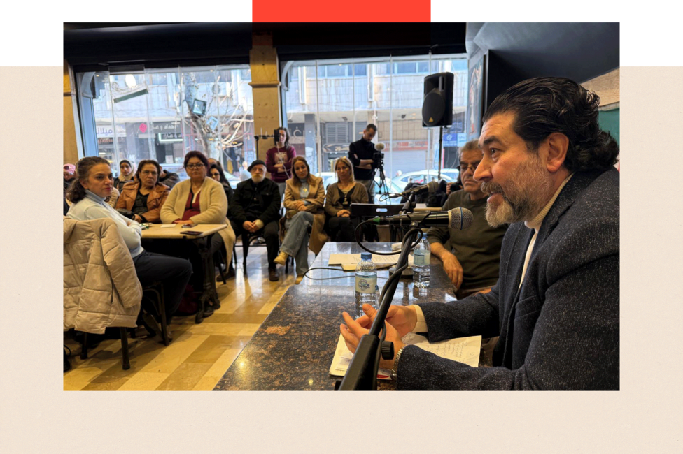 Gente sentada y hablando en el interior de un café