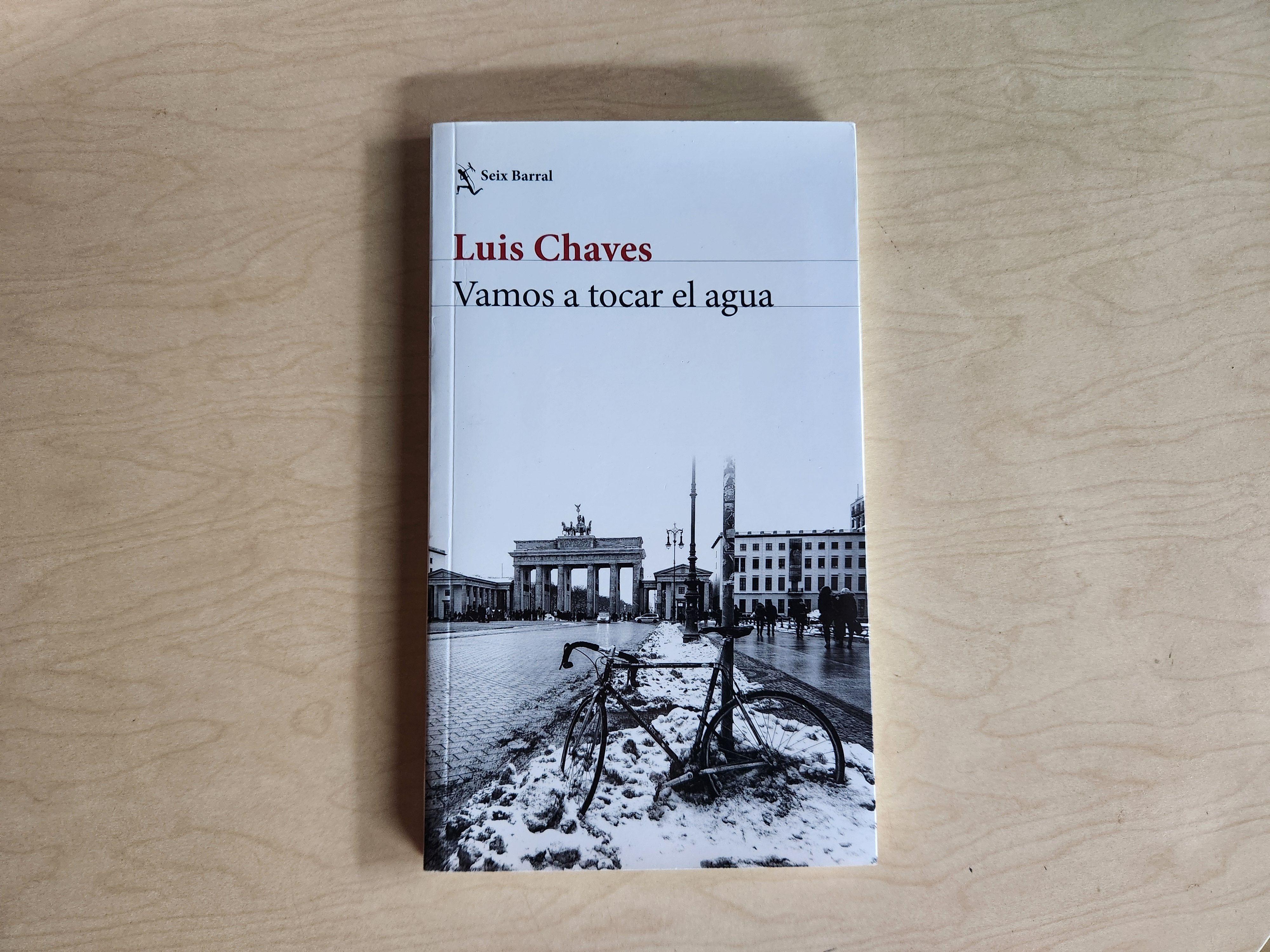 La portada del libro "Vamos a tocar el agua", de Luis Chaves