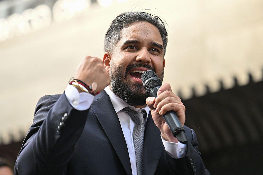 Filho de Maduro com um microfone na mão