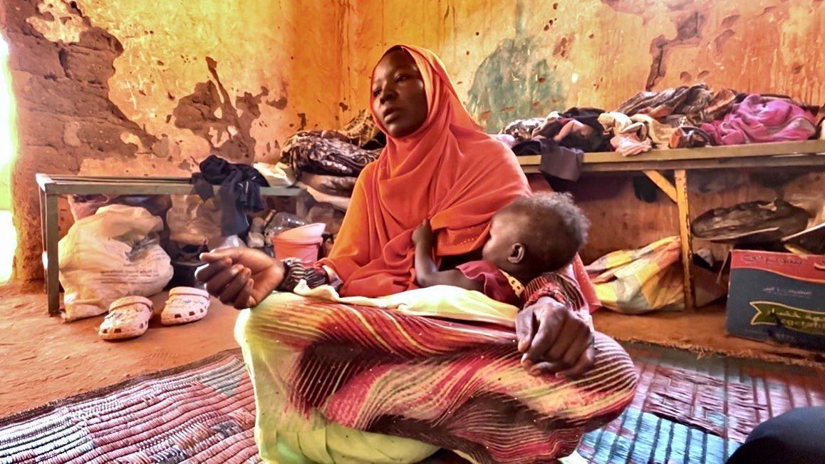 سودانية ورضيعها 