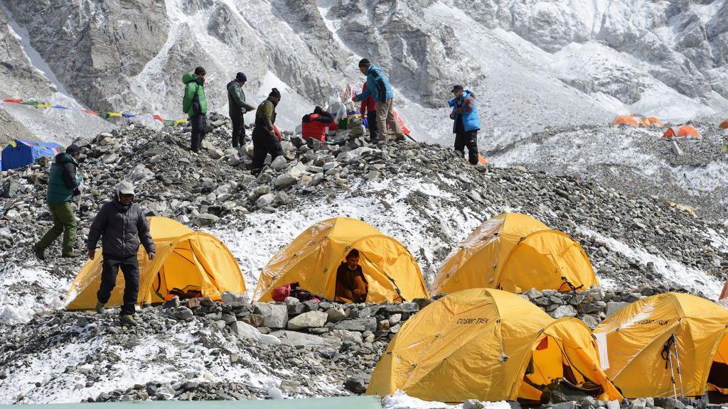 Carpas y personas en el Everest.