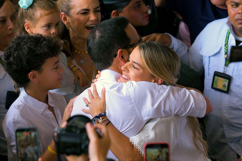 Ana Lucía está abrazando a su esposo en medio de un evento de campaña