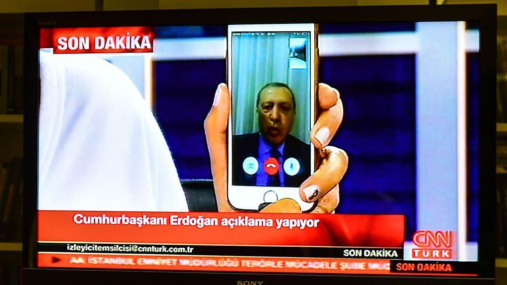 الرئيس التركي رجب طيب أردوغان يتحدث على قناة "سي إن إن ترك" عبر مكالمة "فيس تايم" خلال الساعات الأولى من صباح 16 يوليو/تموز 2016 في إسطنبول، تركيا.

