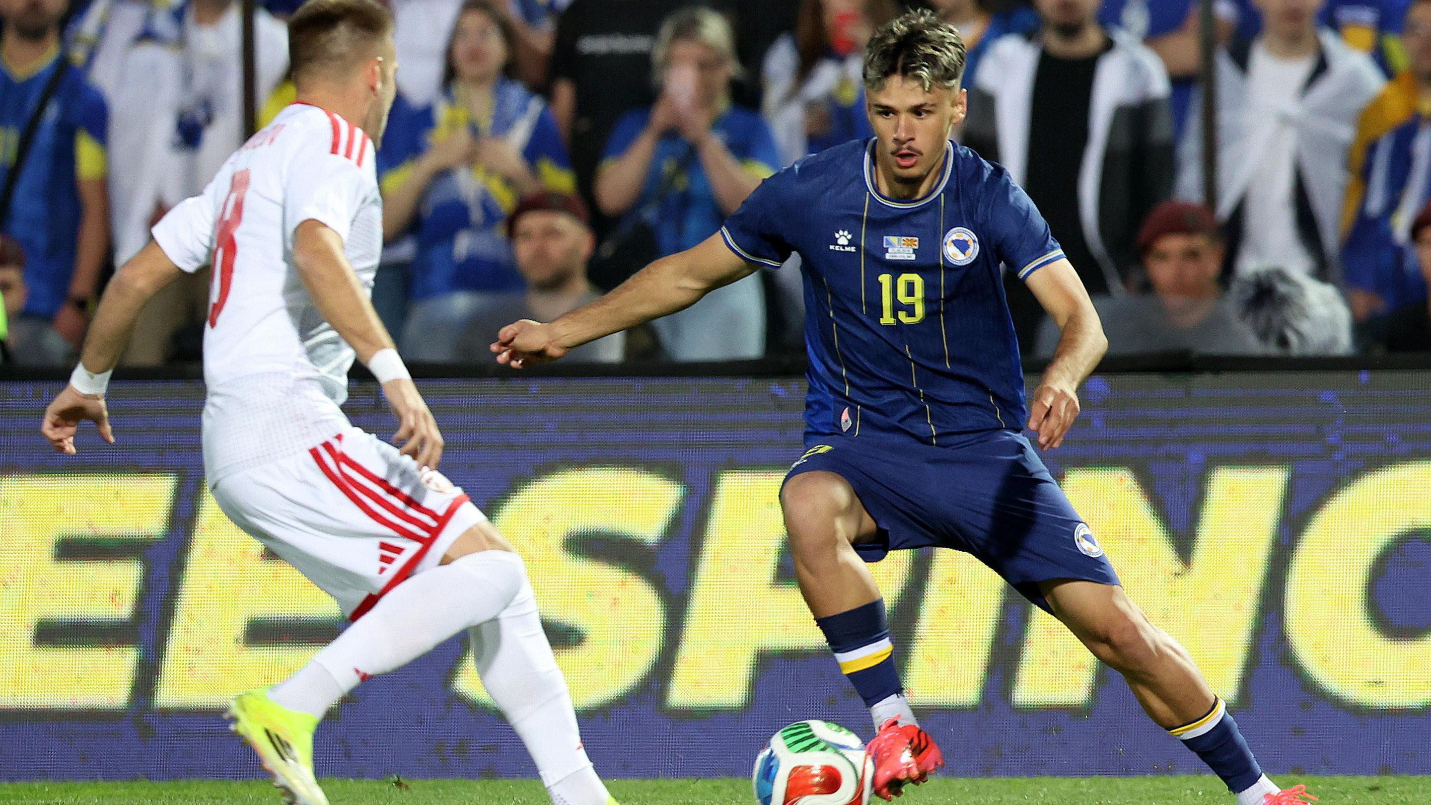 Kerem Alajbegović u duelu sa odbrambenim fudbalerom Severne Makedonije