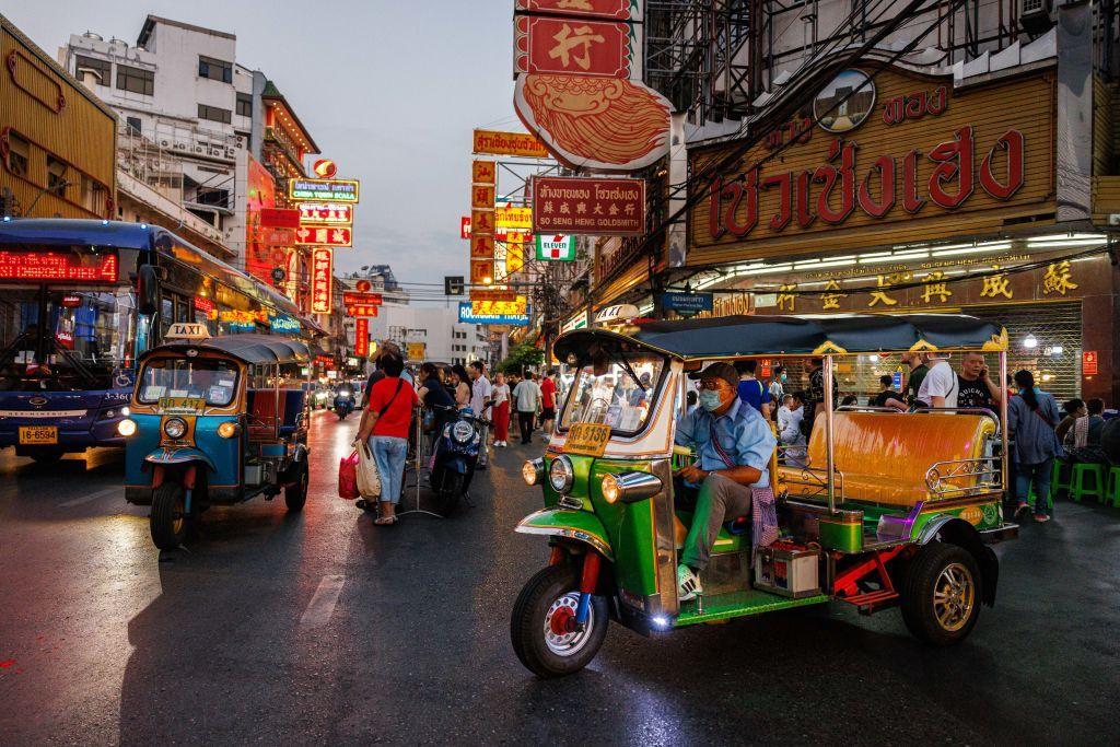 一辆泰国嘟嘟车行驶在曼谷唐人街耀华力路的步行街上。