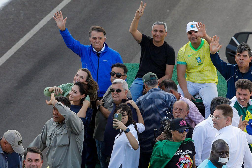 O ex-presidente Jair Bolsonaro cumprimenta apoiadores durante uma caminhada para participar de um encontro com motociclistas na Capital Moto Week, em Brasília, em 29 de julho de 2025.
