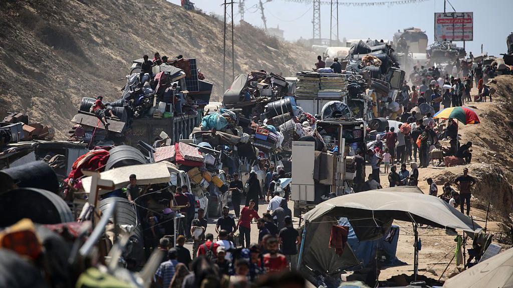 يواصل سكان غزة النزوح جنوباً في ظل استمرار العملية العسكرية الإسرائيلية في غزة