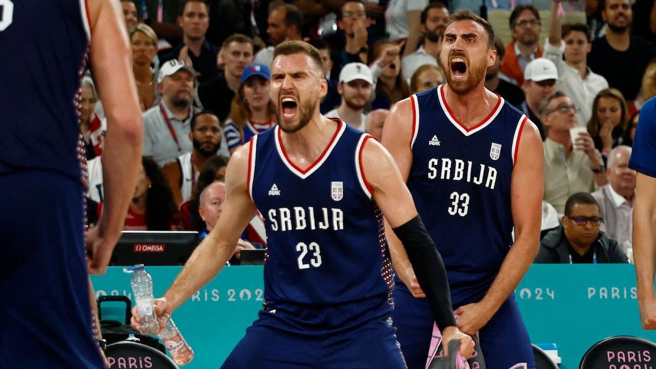 Gudurić (levo) i Milutinov (desno) raduju se na polufinalnoj utakmici protiv Amerike na OI u Parizu 2024.