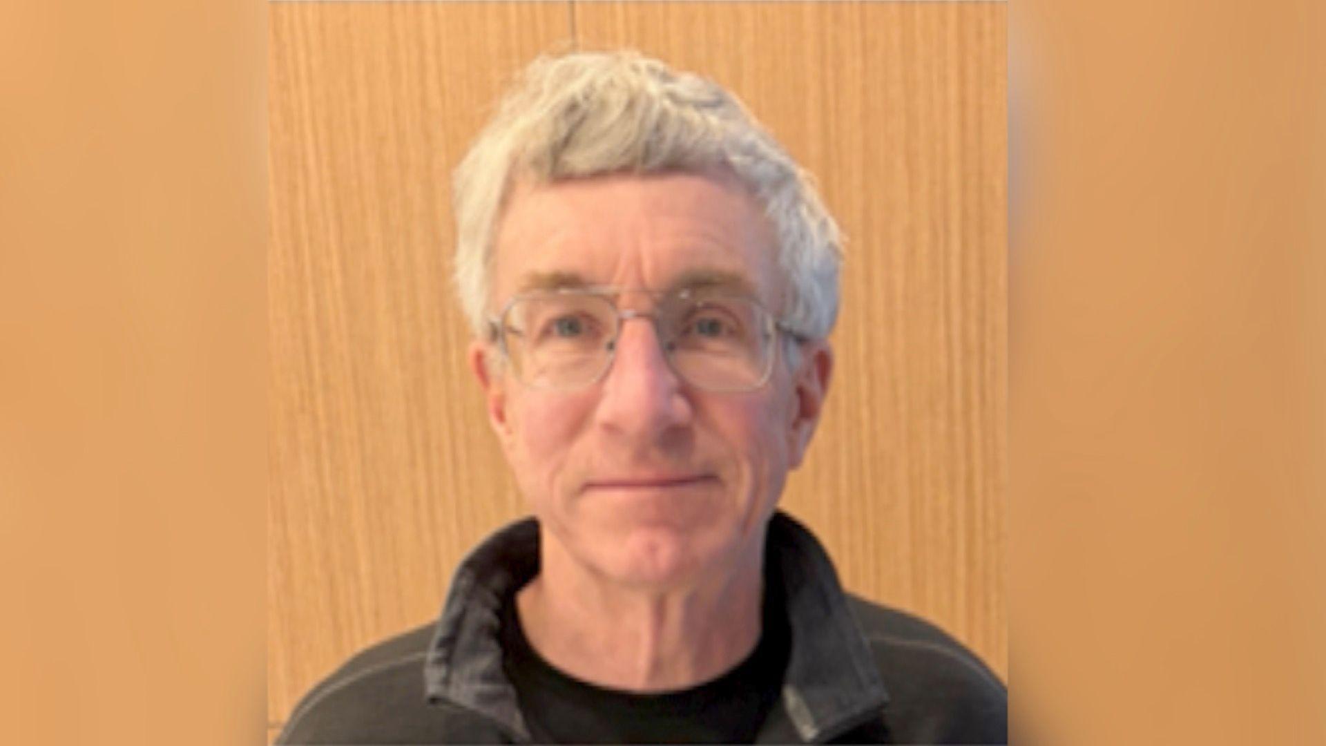 Foto de William, que tem cabelos brancos, usa &oacute;culos e veste uma jaqueta com colarinho