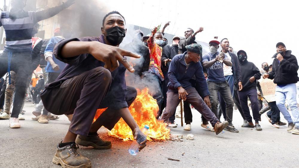 Kenya protesters clash with men wielding clubs