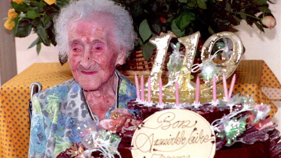 法國阿爾勒老婦珍妮·卡爾芒（Jeanne Calment）坐在慶祝其119歲生日的蛋糕旁（21/2/1994）