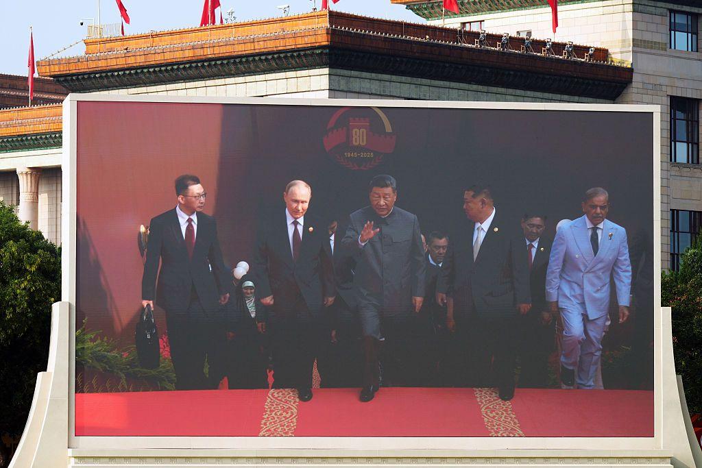 Putin e Xi Jinping caminhando