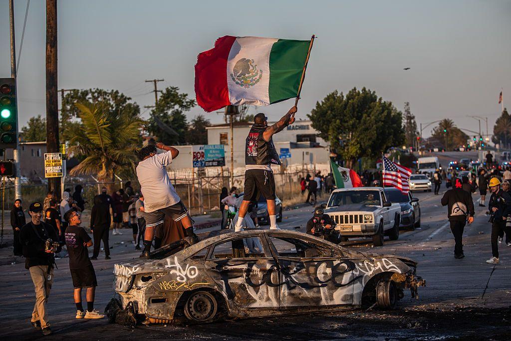 El fin de semana hubo violentas protestas en el sur de California por la detención de migrantes indocumentados.