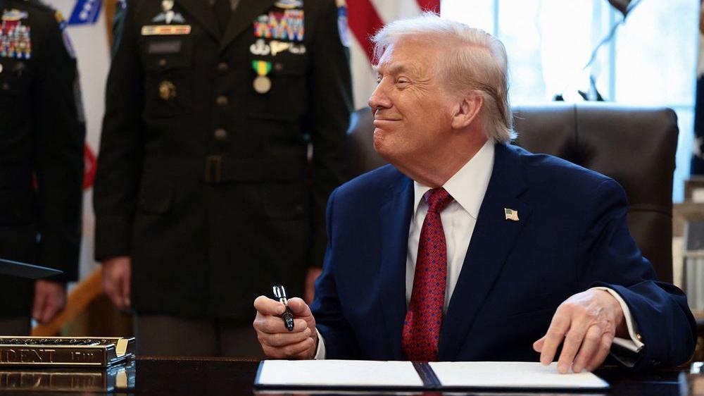 Tramp tužio BBC, traži pet milijardi dolara; Odgovor BBC-ja: 'Vidimo se na sudu' 1 tramp, tramp drži olovku i smeši se