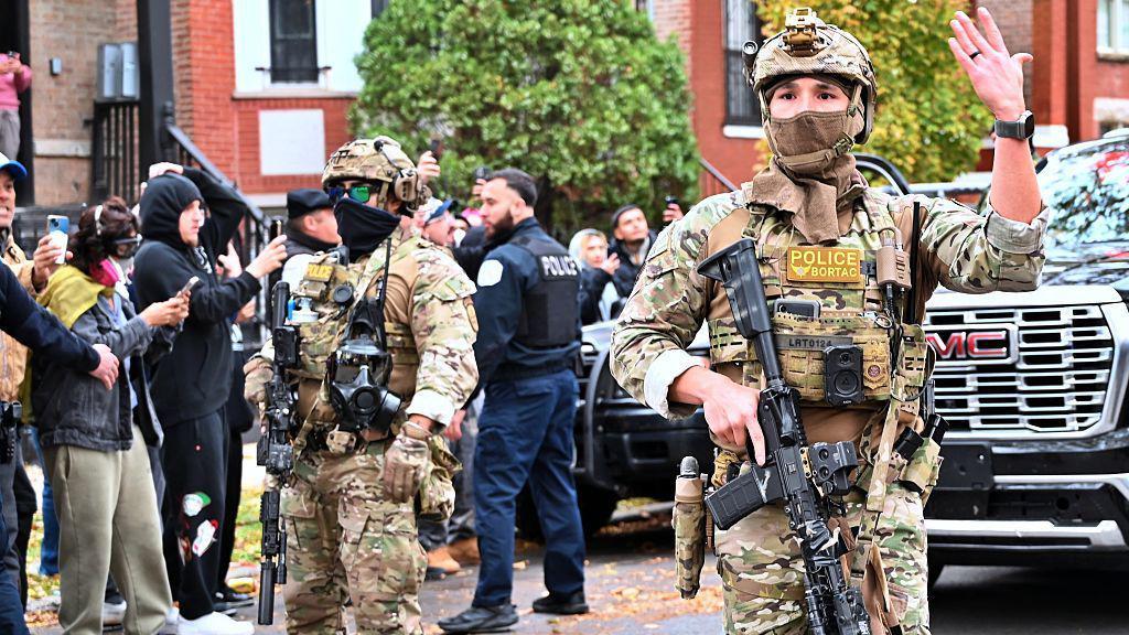 Agentes do Servi&ccedil;o de Imigra&ccedil;&atilde;o e Alf&acirc;ndega dos Estados Unidos (ICE, na sigla em ingl&ecirc;s) realizam opera&ccedil;&otilde;es no bairro de Little Village, uma comunidade predominantemente mexicano-americana em Chicago, no Estado americano de Illinois, no dia 8 de novembro de 2025