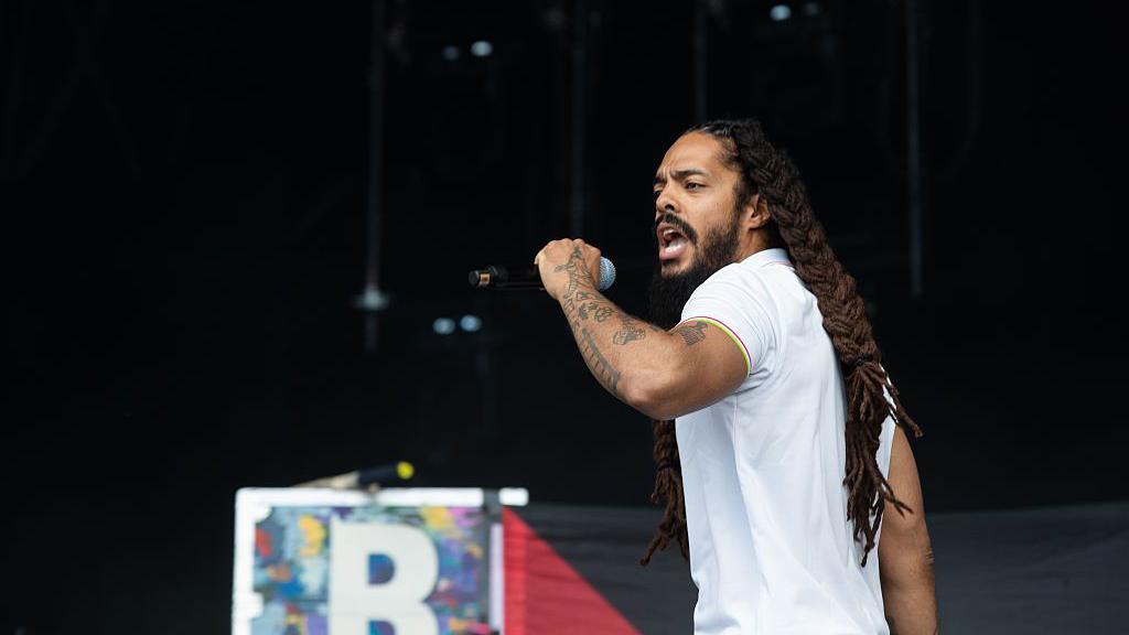 Imagen de Bobby Vylan durante su participación en Glastonbury.