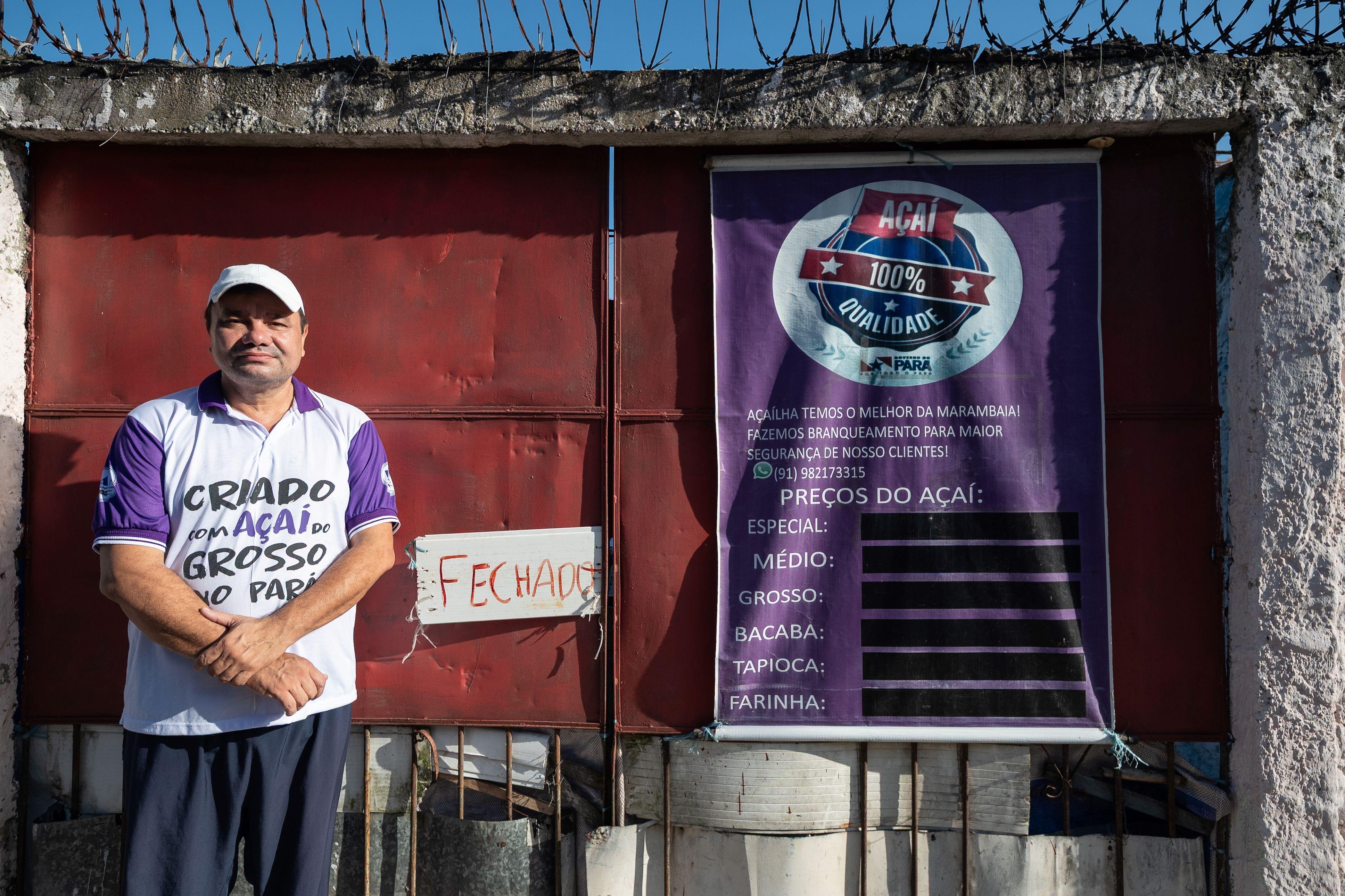 Paulo Tenório em frente de casa com placa 