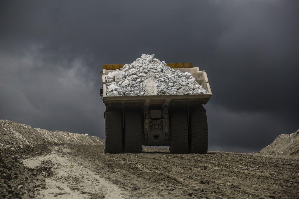 Un gran vehículo con el remolque cargado rueda por la mina Las Bambas. 