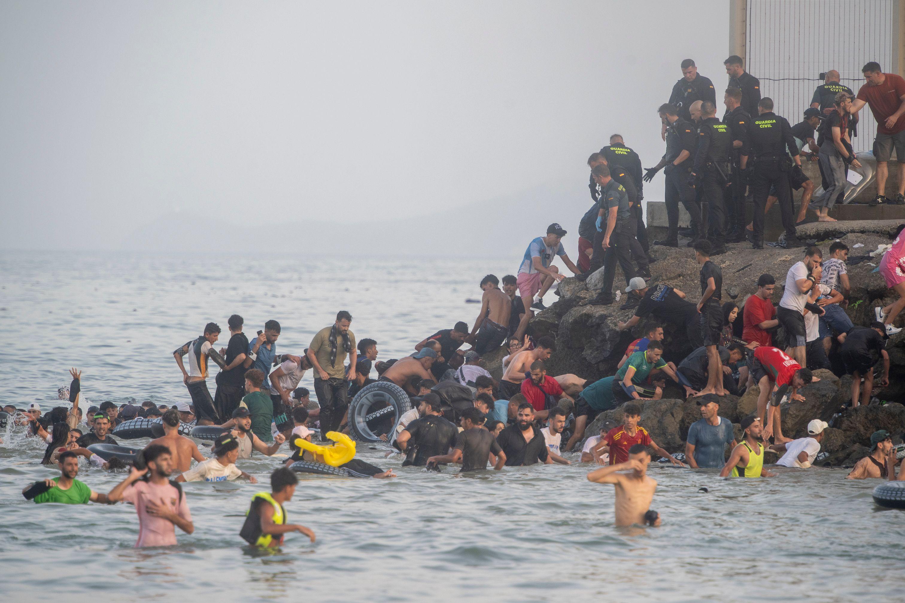 Personas cruzando la frontera