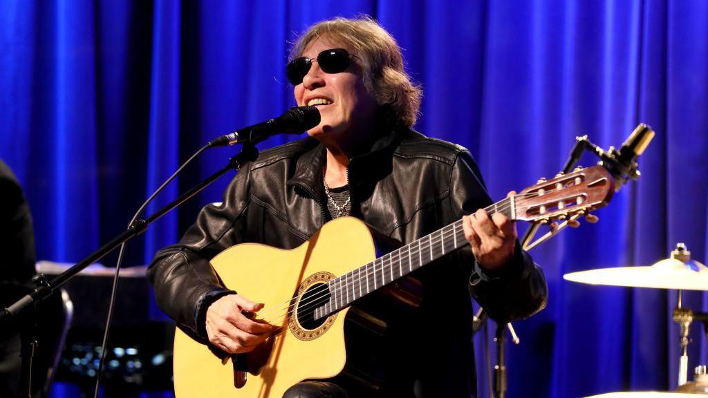 José Feliciano toca su guitarra y canta en el Grammy Museum en Los Ángeles, California en el año 2020. 
